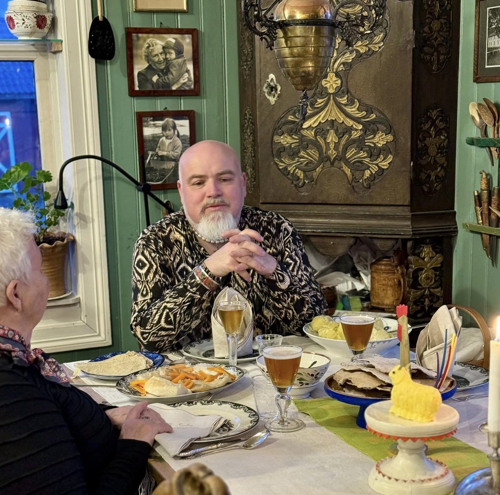 The cosy parlour at Fannremsgården, set for serving