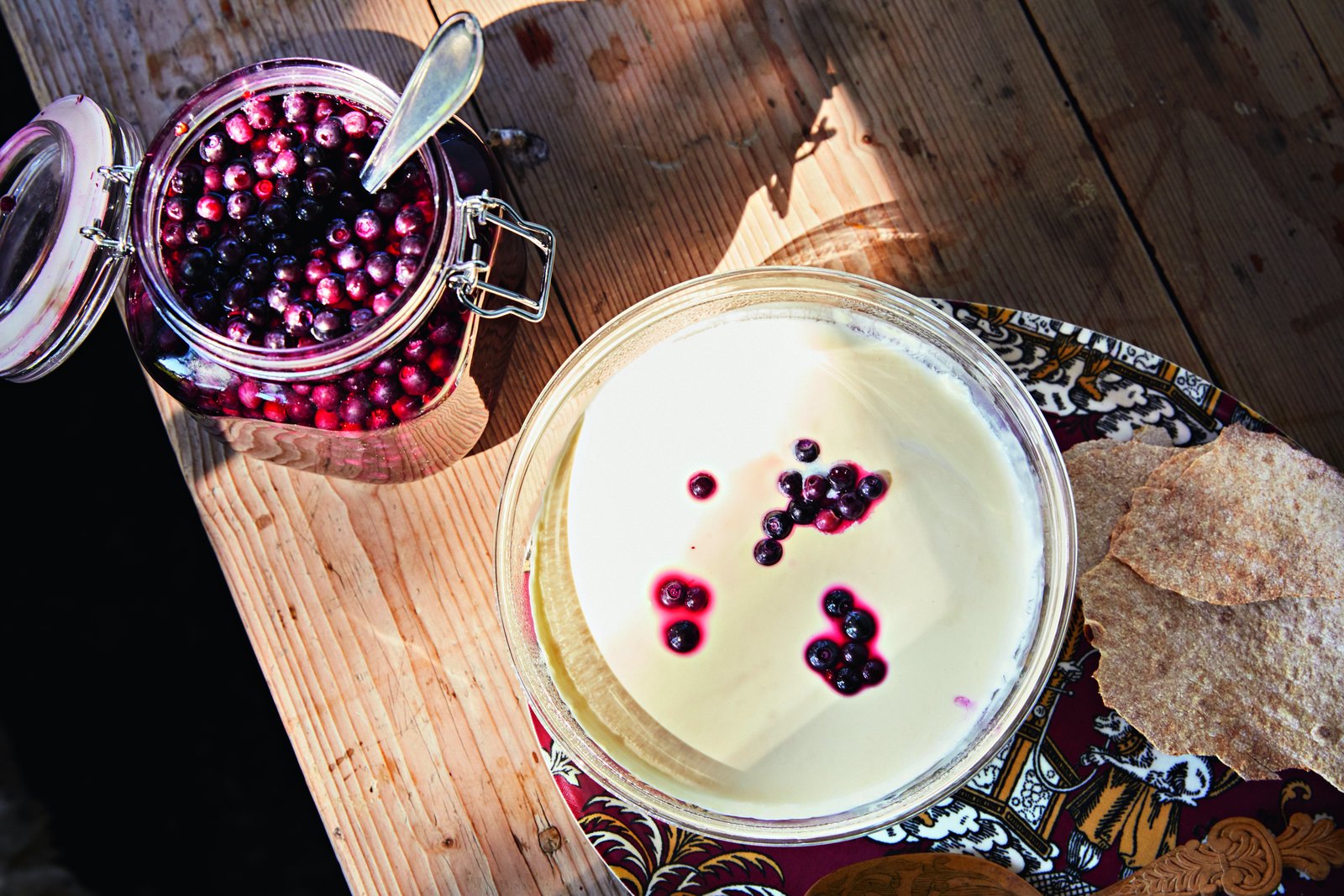 Home-made sour cream with berries and flatbread