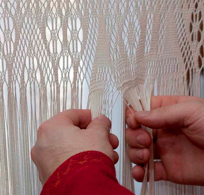 Hands weaving fine linen at Fannremsgården